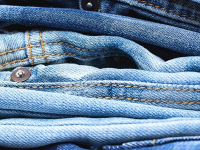 Denim sobre denim: el regreso de la tendencia Y2K.  