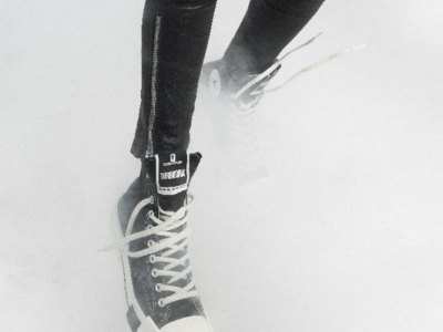 Las Chuck Taylor bajo el brutalismo de Rick Owens