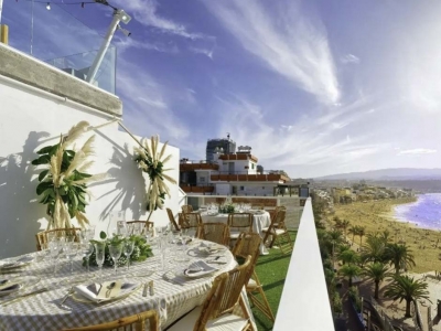 Terraza Aloe, coctelería de autor con la Playa de las Canteras a tus pies