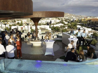 Ver atardecer desde una piscina colgante en Zambra Sky Bar