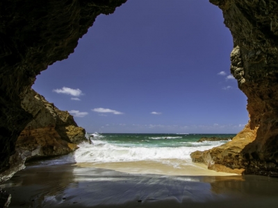 Una cueva con vistas al mar en la Playa de Los Ojos en Fuerteventura